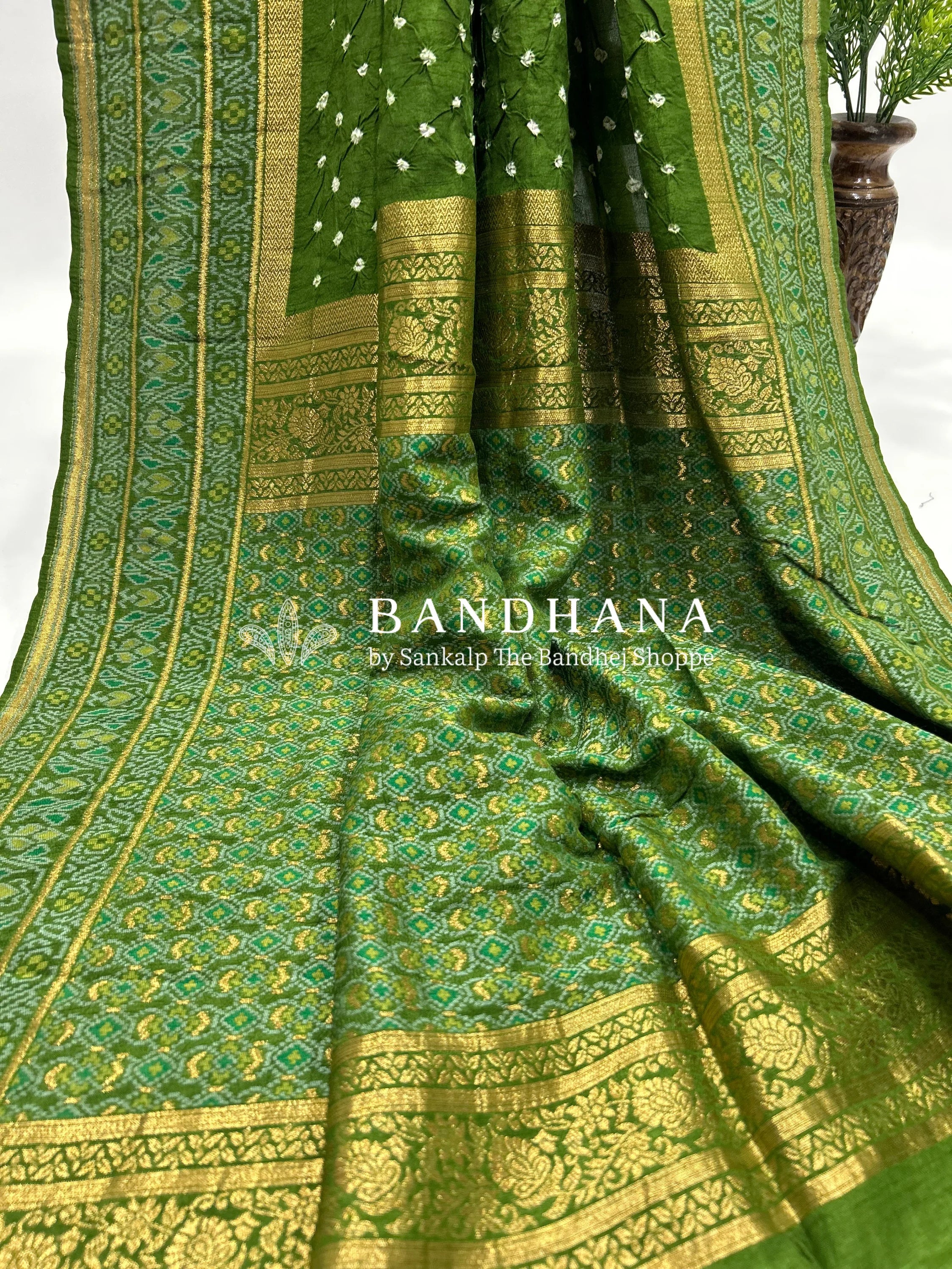 Mehendi Malai Silk Single Dot Bandhani Saree green / Malai Silk Sarees