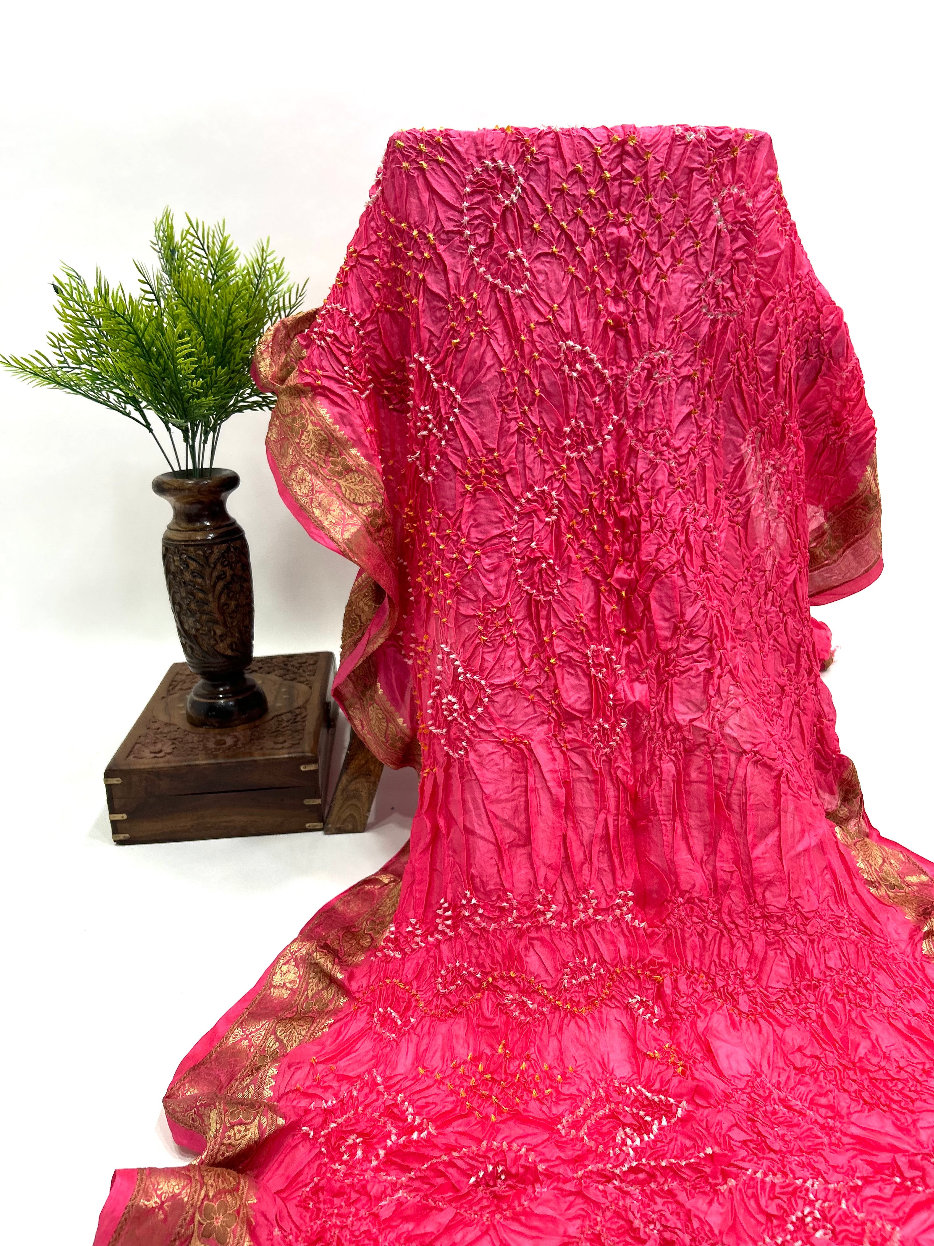 Gaajar Soft Silk Resham Border Bandhani Saree pink / Soft Silk Sarees