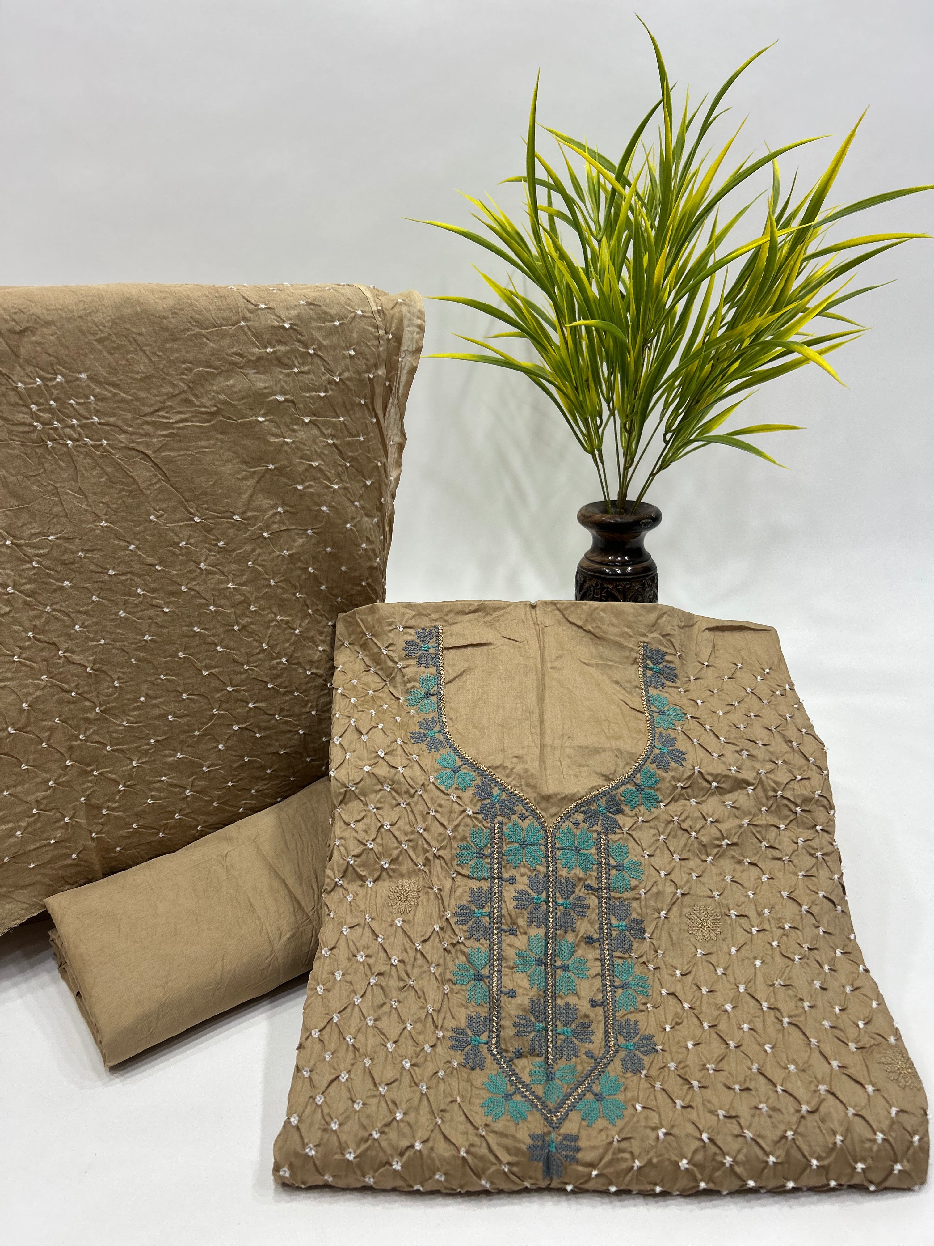 Chiku Cotton Work Bandhani Dress Material (Unstitched) beige / Cotton Dresses