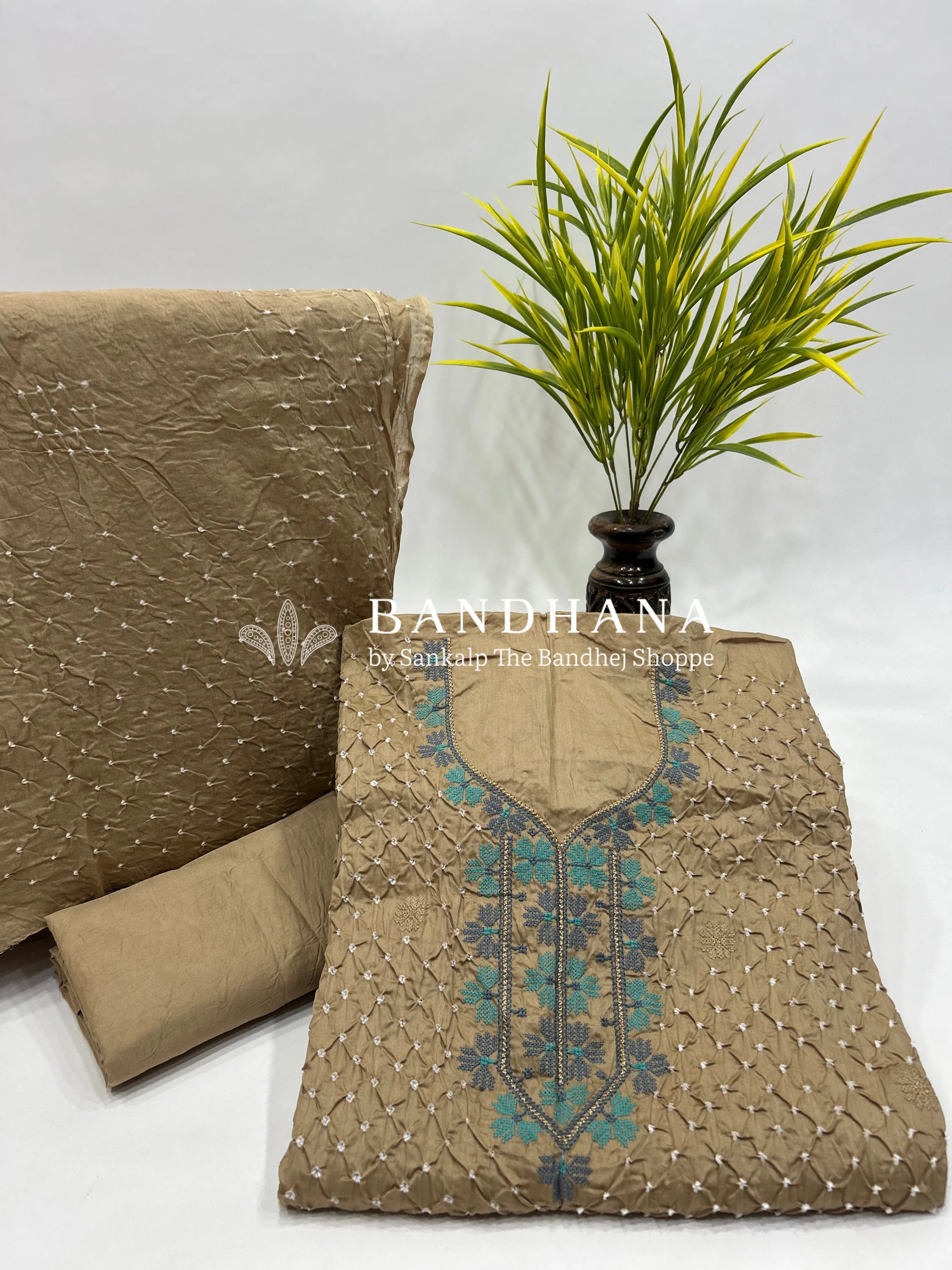 Chiku Cotton Work Bandhani Dress Material (Unstitched) beige / Cotton Dresses