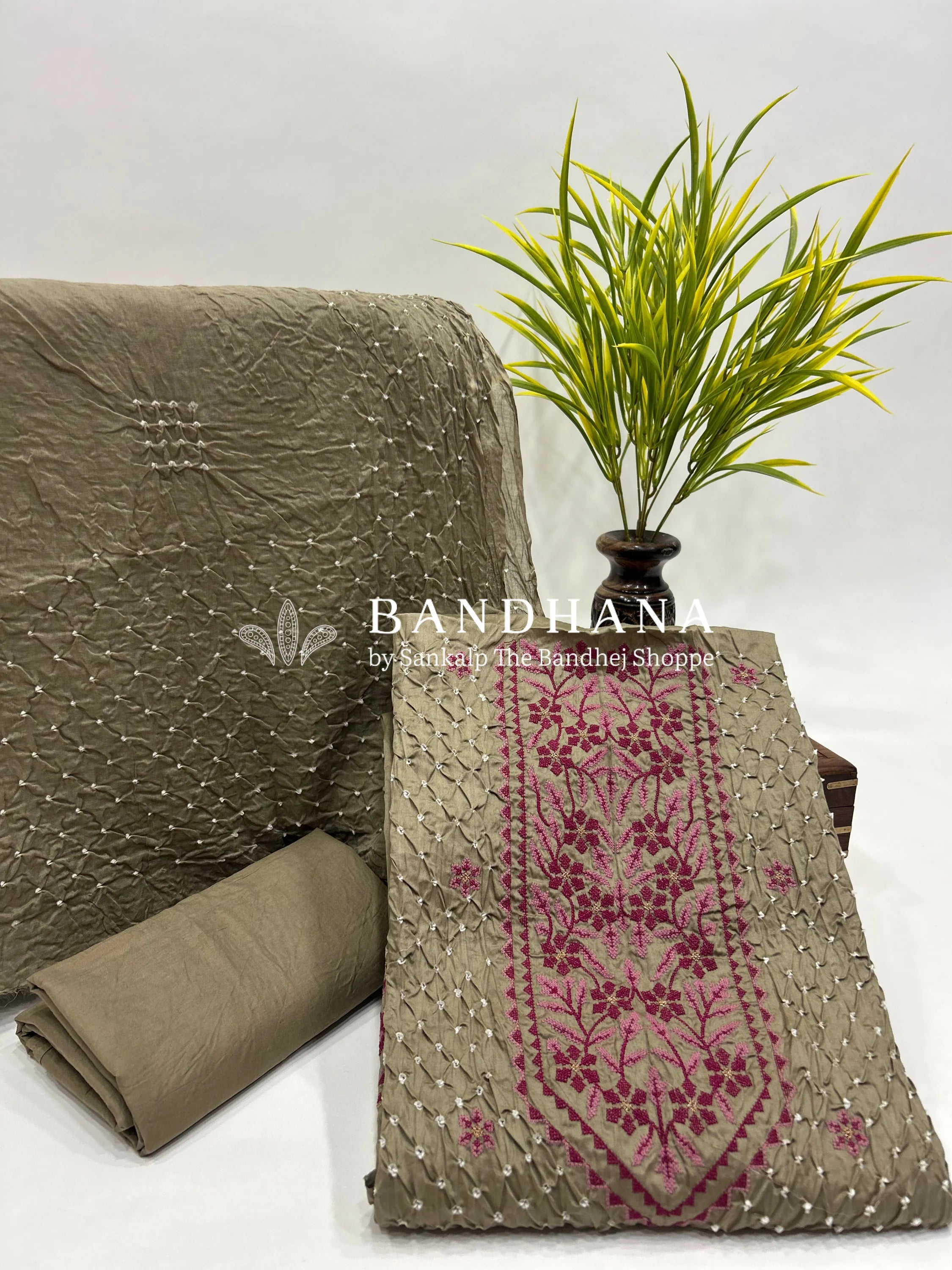 Chiku Cotton Work Bandhani Dress Material (Unstitched) beige / Cotton Dresses